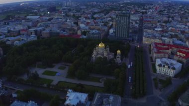 Riga İsa 'nın Doğumu Katedrali' nin havadan görünüşü - Ünlü Kilise ve Letonya 'nın Tarihi Taşı. Gün batımında Altın Sarı Kubbeler.
