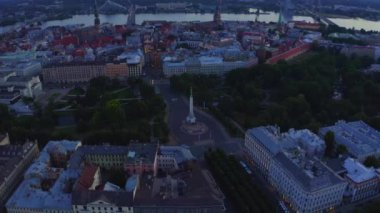 Riga, Letonya - Jule, 2020: Riga 'da Letonya' nın özgürlük, bağımsızlık ve egemenliğinin önemli bir sembolü olan Milda 'nın onur muhafızlarıyla birlikte özgürlük anıtının havadan görünüşü.