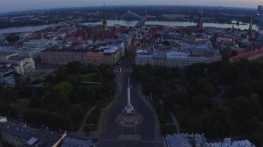 Riga, Letonya - Jule, 2020: Riga 'da Letonya' nın özgürlük, bağımsızlık ve egemenliğinin önemli bir sembolü olan Milda 'nın onur muhafızlarıyla birlikte özgürlük anıtının havadan görünüşü.
