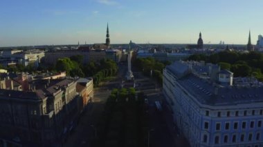 Riga, Letonya - Jule, 2020: Riga 'da Letonya' nın özgürlük, bağımsızlık ve egemenliğinin önemli bir sembolü olan Milda 'nın onur muhafızlarıyla birlikte özgürlük anıtının havadan görünüşü.