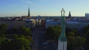Riga, Letonya - Jule, 2020: Riga 'da Letonya' nın özgürlük, bağımsızlık ve egemenliğinin önemli bir sembolü olan Milda 'nın onur muhafızlarıyla birlikte özgürlük anıtının havadan görünüşü.