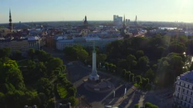 Riga, Letonya - Jule, 2020: Riga 'da Letonya' nın özgürlük, bağımsızlık ve egemenliğinin önemli bir sembolü olan Milda 'nın onur muhafızlarıyla birlikte özgürlük anıtının havadan görünüşü.