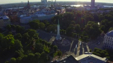 Riga, Letonya - Jule, 2020: Riga 'da Letonya' nın özgürlük, bağımsızlık ve egemenliğinin önemli bir sembolü olan Milda 'nın onur muhafızlarıyla birlikte özgürlük anıtının havadan görünüşü.