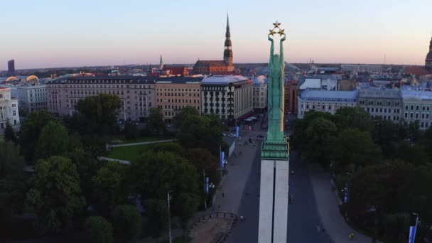 Riga Lettland Jule 2020 Luftaufnahme Des Freiheitsdenkmals Milda Mit Ehrengarden — Stockvideo