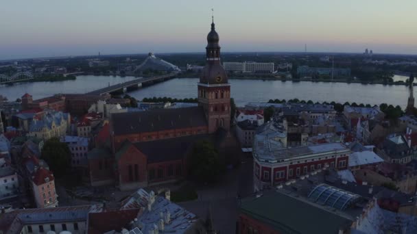 Прекрасный Вид Воздуха Старый Город Риги Возле Церкви Святого Петра — стоковое видео