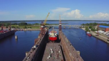 Riga, Letonya 'da kum püskürterek geminin yüzen kuru rıhtımdaki hava görüntüsü onarılıyor..
