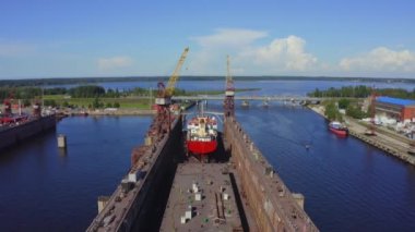 Riga, Letonya 'da kum püskürterek geminin yüzen kuru rıhtımdaki hava görüntüsü onarılıyor..