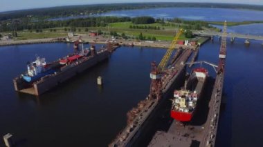 Riga, Letonya 'da kum püskürterek geminin yüzen kuru rıhtımdaki hava görüntüsü onarılıyor..