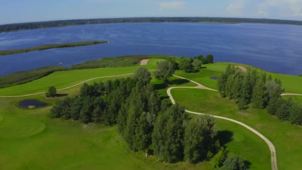 Luchtfoto Golfbaan Bij Het Meer Met Blauwe Lucht Achtergrond — Stockvideo
