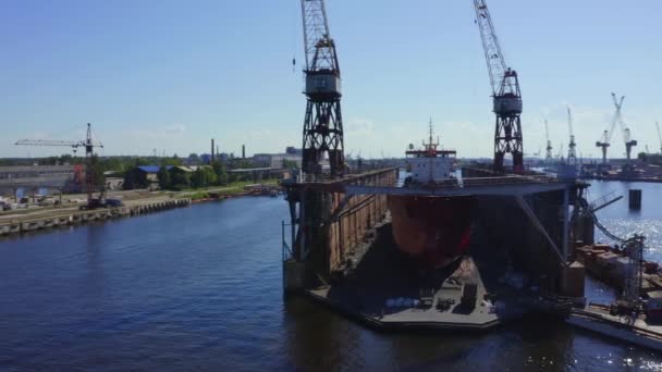 Riga Letonya Kum Püskürterek Geminin Yüzen Kuru Rıhtımdaki Hava Görüntüsü — Stok video