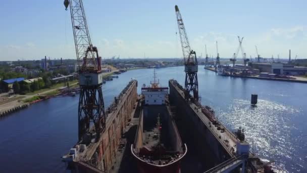 Flygfoto Över Fartyget Flytande Torrdocka Reparation Genom Sandblästring Riga Lettland — Stockvideo