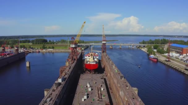 Flygfoto Över Fartyget Flytande Torrdocka Reparation Genom Sandblästring Riga Lettland — Stockvideo