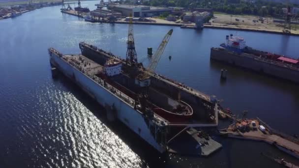 Riga Letonya Kum Püskürterek Geminin Yüzen Kuru Rıhtımdaki Hava Görüntüsü — Stok video