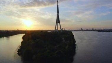 Riga, Letonya, 30 Temmuz 2020. Letonya 'daki Riga Radyo ve TV Kulesi' nin inanılmaz gün batımı manzarası. Yukarıdan görüntüle.