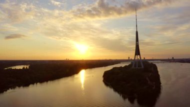 Riga, Letonya, 30 Temmuz 2020. Letonya 'daki Riga Radyo ve TV Kulesi' nin inanılmaz gün batımı manzarası. Yukarıdan görüntüle.