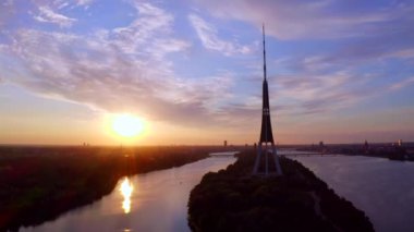 Riga, Letonya, 30 Temmuz 2020. Letonya 'daki Riga Radyo ve TV Kulesi' nin inanılmaz gün batımı manzarası. Yukarıdan görüntüle.