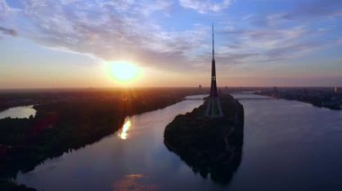 Riga, Letonya, 30 Temmuz 2020. Letonya 'daki Riga Radyo ve TV Kulesi' nin inanılmaz gün batımı manzarası. Yukarıdan görüntüle.
