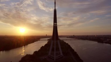 Riga, Letonya, 30 Temmuz 2020. Letonya 'daki Riga Radyo ve TV Kulesi' nin inanılmaz gün batımı manzarası. Yukarıdan görüntüle.
