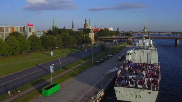 拉脱维亚里加 2020年7月10日 位于拉脱维亚里加的多伦多Hmcs Ncsm多伦多号上的加拿大皇家海军兄弟姐妹的美丽景色 里加的军队 — 图库视频影像