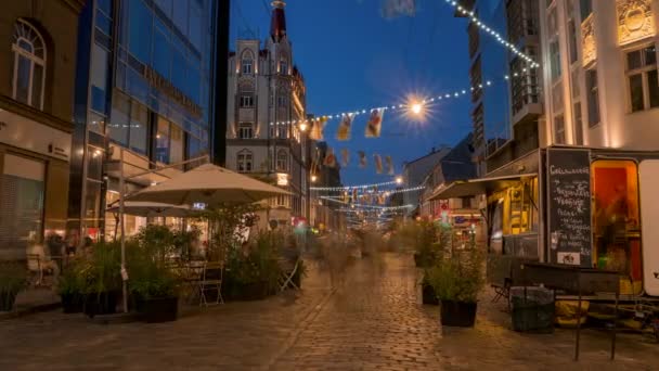 Riga Letonia Agosto 2020 Timelapse Vista Nocturna Calle Peatonal Terbatas — Vídeo de stock