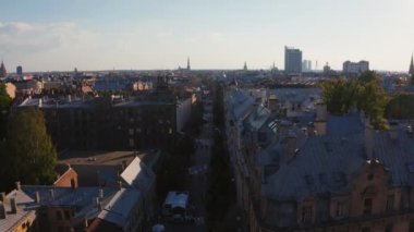 Riga, Letonya - 15 Ağustos 2020: yaya Terbatas caddesinin havadan görünüşü. Letonya 'nın başkenti Riga' da yaya sokağı.