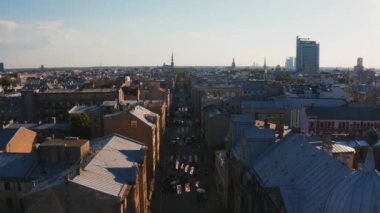 Riga, Letonya - 15 Ağustos 2020: yaya Terbatas caddesinin havadan görünüşü. Letonya 'nın başkenti Riga' da yaya sokağı.