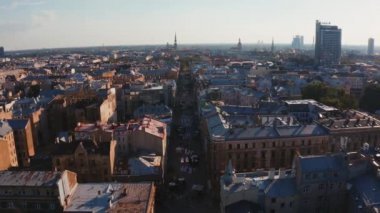 Riga, Letonya - 15 Ağustos 2020: yaya Terbatas caddesinin havadan görünüşü. Letonya 'nın başkenti Riga' da yaya sokağı.