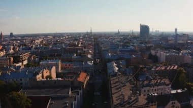 Riga, Letonya - 15 Ağustos 2020: yaya Terbatas caddesinin havadan görünüşü. Letonya 'nın başkenti Riga' da yaya sokağı.