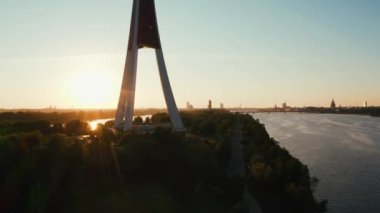 Riga, Letonya, 24 Ağustos 2020. Riga, Letonya 'daki Riga Radyo ve Televizyon Kulesi' nin havadan görünüşü Avrupa Birliği 'nin en yüksek kulesidir. Gün batımı görünümü.