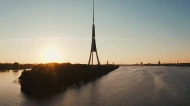 Riga, Letonya, 24 Ağustos 2020. Riga, Letonya 'daki Riga Radyo ve Televizyon Kulesi' nin havadan görünüşü Avrupa Birliği 'nin en yüksek kulesidir. Gün batımı görünümü.