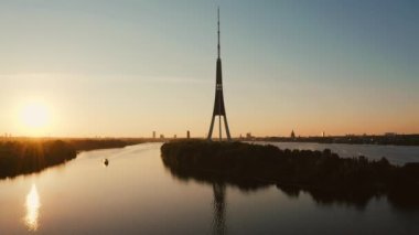 Riga, Letonya, 24 Ağustos 2020. Riga, Letonya 'daki Riga Radyo ve Televizyon Kulesi' nin havadan görünüşü Avrupa Birliği 'nin en yüksek kulesidir. Gün batımı görünümü.