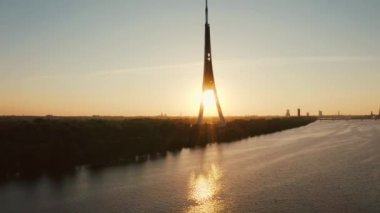 Riga, Letonya, 24 Ağustos 2020. Riga, Letonya 'daki Riga Radyo ve Televizyon Kulesi' nin havadan görünüşü Avrupa Birliği 'nin en yüksek kulesidir. Gün batımı görünümü.