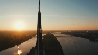 Riga, Letonya, 28 Ağustos 2020. Riga, Letonya 'da gün batımında Riga Radyo ve TV Kulesi' nin havadan görüntüsü - Avrupa Birliği 'nin en yüksek kulesi..