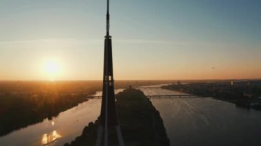 Riga, Letonya, 24 Ağustos 2020. Riga, Letonya 'daki Riga Radyo ve Televizyon Kulesi' nin havadan görünüşü Avrupa Birliği 'nin en yüksek kulesidir. Gün batımı görünümü.
