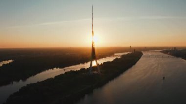 Riga, Letonya, 24 Ağustos 2020. Riga, Letonya 'daki Riga Radyo ve Televizyon Kulesi' nin havadan görünüşü Avrupa Birliği 'nin en yüksek kulesidir. Gün batımı görünümü.