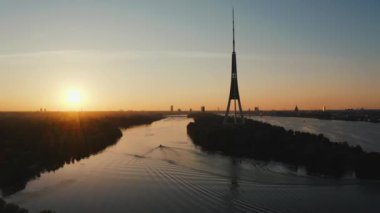 Riga, Letonya, 24 Ağustos 2020. Riga, Letonya 'daki Riga Radyo ve Televizyon Kulesi' nin havadan görünüşü Avrupa Birliği 'nin en yüksek kulesidir. Gün batımı görünümü.