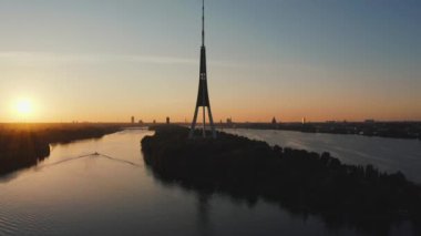Riga, Letonya, 24 Ağustos 2020. Riga, Letonya 'daki Riga Radyo ve Televizyon Kulesi' nin havadan görünüşü Avrupa Birliği 'nin en yüksek kulesidir. Gün batımı görünümü.
