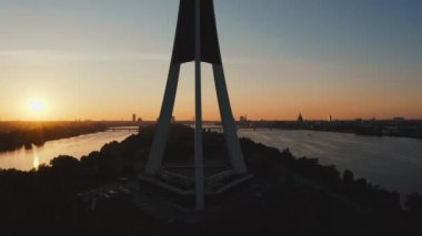 Riga, Letonya, 24 Ağustos 2020. Riga, Letonya 'daki Riga Radyo ve Televizyon Kulesi' nin havadan görünüşü Avrupa Birliği 'nin en yüksek kulesidir. Gün batımı görünümü.