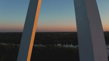 Riga, Letonya, 24 Ağustos 2020. Riga, Letonya 'daki Riga Radyo ve Televizyon Kulesi' nin havadan görünüşü Avrupa Birliği 'nin en yüksek kulesidir. Gün batımı görünümü.