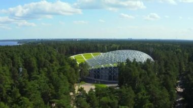 Riga, Letonya. 20 Ağustos 2020. Riga, Letonya 'daki Mezaparks' taki Great Bandstand 'ın hava manzarası. Ormanın ortasında yeni ve güzel bir stadyum..