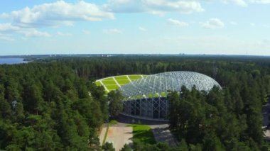Riga, Letonya. 20 Ağustos 2020. Riga, Letonya 'daki Mezaparks' taki Great Bandstand 'ın hava manzarası. Ormanın ortasında yeni ve güzel bir stadyum..