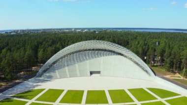 Riga, Letonya. 20 Ağustos 2020. Riga, Letonya 'daki Mezaparks' taki Great Bandstand 'ın hava manzarası. Ormanın ortasında yeni ve güzel bir stadyum..