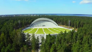 Riga, Letonya. 20 Ağustos 2020. Riga, Letonya 'daki Mezaparks' taki Great Bandstand 'ın hava manzarası. Ormanın ortasında yeni ve güzel bir stadyum..
