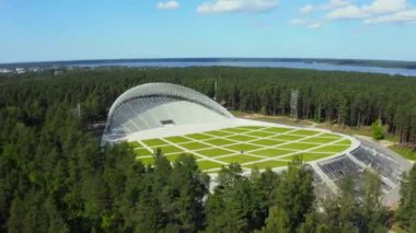 Riga, Letonya. 20 Ağustos 2020. Riga, Letonya 'daki Mezaparks' taki Great Bandstand 'ın hava manzarası. Ormanın ortasında yeni ve güzel bir stadyum..