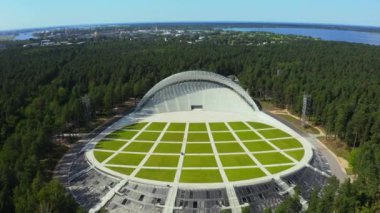 Riga, Letonya. 20 Ağustos 2020. Riga, Letonya 'daki Mezaparks' taki Great Bandstand 'ın hava manzarası. Ormanın ortasında yeni ve güzel bir stadyum..