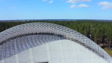 Riga, Letonya. 20 Ağustos 2020. Riga, Letonya 'daki Mezaparks' taki Great Bandstand 'ın hava manzarası. Ormanın ortasında yeni ve güzel bir stadyum..
