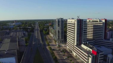 Riga, Letonya. 20 Temmuz 2020. Riga şehrinin havadan görünüşü, Teika bölgesinin yeni binaları.. 