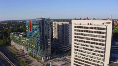 Riga, Letonya. 20 Temmuz 2020. Riga şehrinin havadan görünüşü, Teika bölgesinin yeni binaları.. 