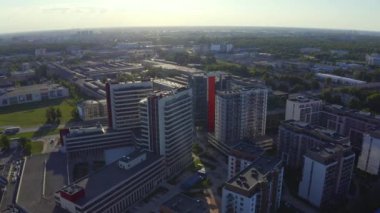 Riga, Letonya. 20 Temmuz 2020. Riga şehrinin havadan görünüşü, Teika bölgesinin yeni binaları.. 