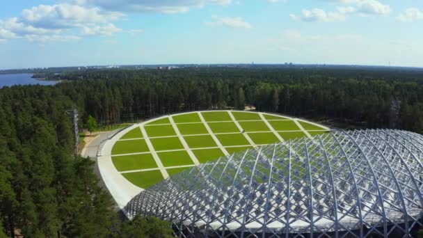 ラトビアのリガ 2020年8月20日 ラトビアのリガにあるメザパークの大バンドスタンドの空中写真 森の真ん中に位置する美しい新スタジアム — ストック動画